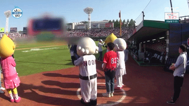 [나혼자산다] 국민의례 시간 모자 벗는 짱귀 마스코트.GIF | 인스티즈