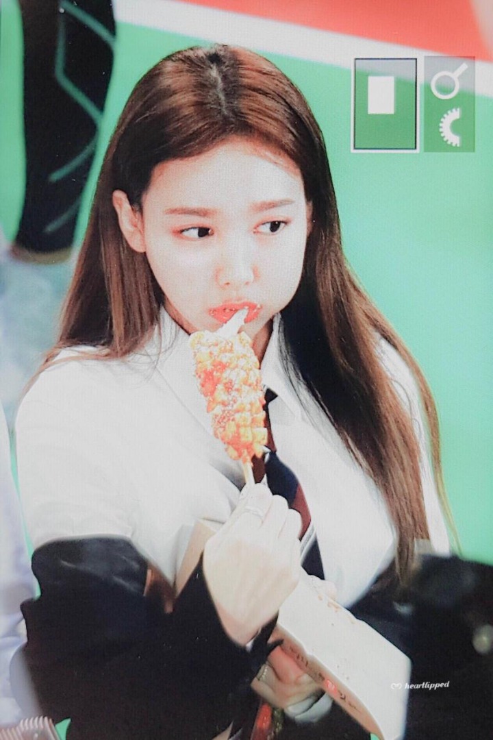 아육대에서 핫도그 먹는 트와이스 나연 ㅋㅋㅋ | 인스티즈