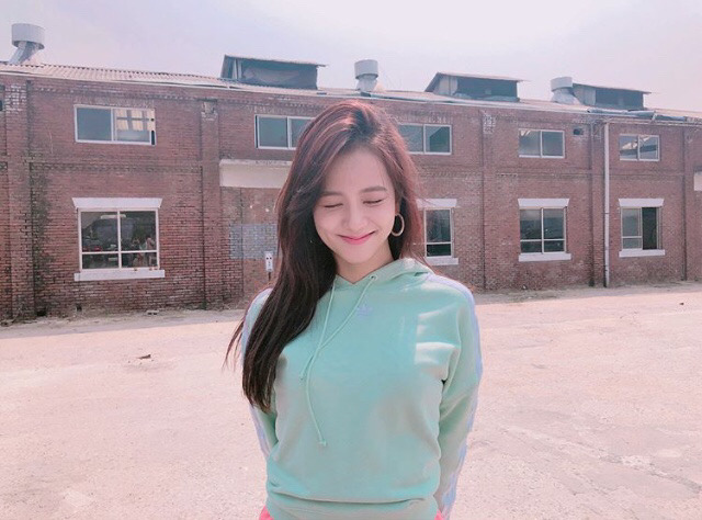6/21 블랙핑크 지수X아디다스.jpg (with 리사) | 인스티즈