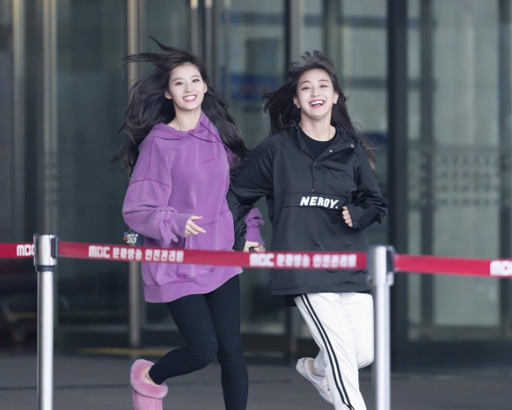 오겡끼데스까 재연하는 지효 사나.jpg | 인스티즈