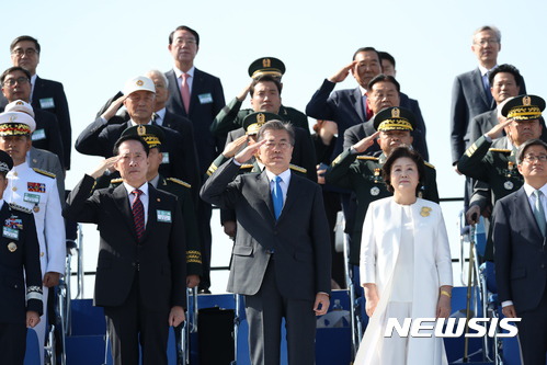 국군의날 사열하는 문재인 대통령 | 인스티즈