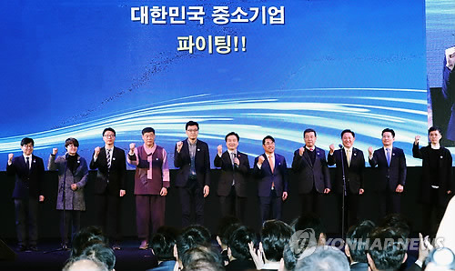 문재인 대통령 코엑스 중소벤처기업부 출범식 참석 "대통령님 한번 안아주세요." | 인스티즈