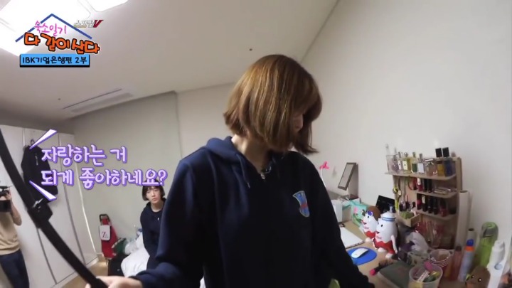 팬들에게 받은 선물 자랑하는 일일MC.jpg | 인스티즈