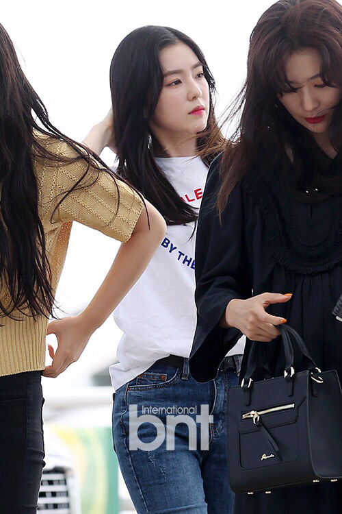 바람 부는 공항의 아이린.jpg | 인스티즈