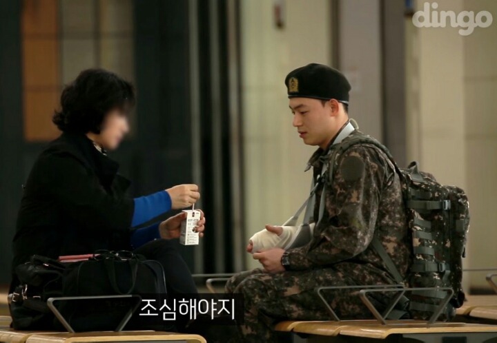 팔을 다친 군인이 전투화 끈을 묶어달라고 한다면? | 인스티즈