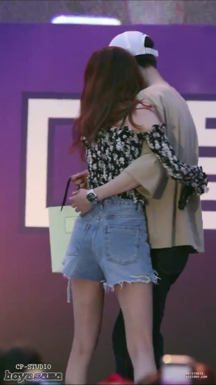 선미에게 다정하게 포옹받는 남자.jpg | 인스티즈