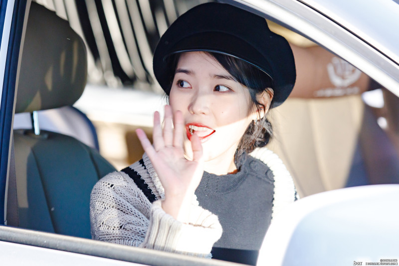 공항 아이유 직찍.jpg | 인스티즈