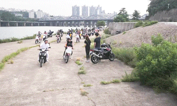 [최강배달꾼] 아무것도 안하고 도둑맞은 오토바이 다시 찾는 남주의 미친인맥.gif | 인스티즈