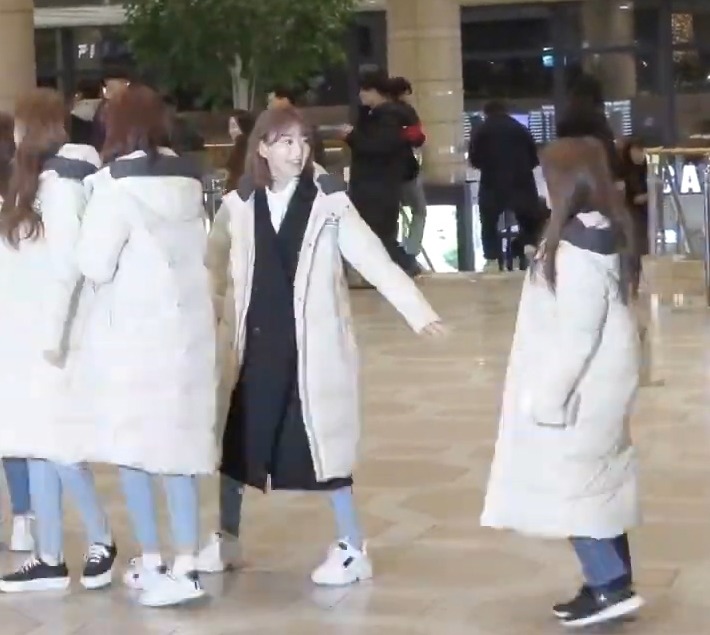 길에서 엄마 손 놓친 나코.gif | 인스티즈