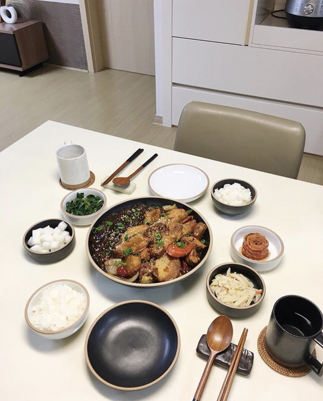 집밥 먹기 위해서라도 칼귀가 할 수 밖에 없는 흔한 아내분의 밥상 | 인스티즈