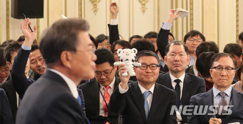 문재인 대통령 신년 기자회견에 참석한 수호랑 | 인스티즈