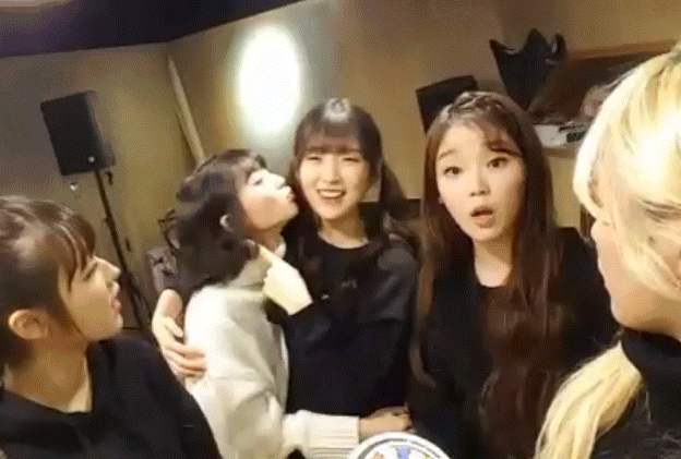 뽀뽀하는 아린이.gif | 인스티즈
