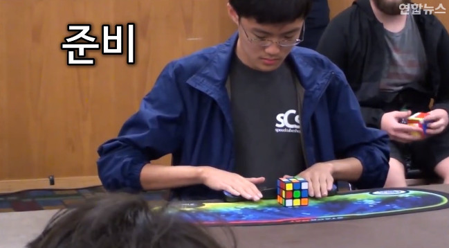 큐브 빨리 맞추기 대회에서 세계신기록 세운 울나라 급식이 큐브실력.gif | 인스티즈