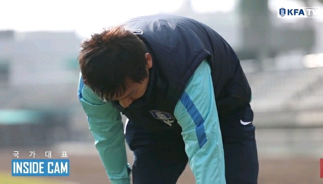 공 살리기 게임 꼴찌해서 얼차려받는 김남일.... | 인스티즈