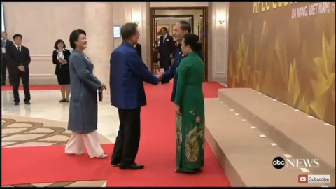 11/10 APEC 갈라 만찬에 참석한 문재인 대통령 | 인스티즈