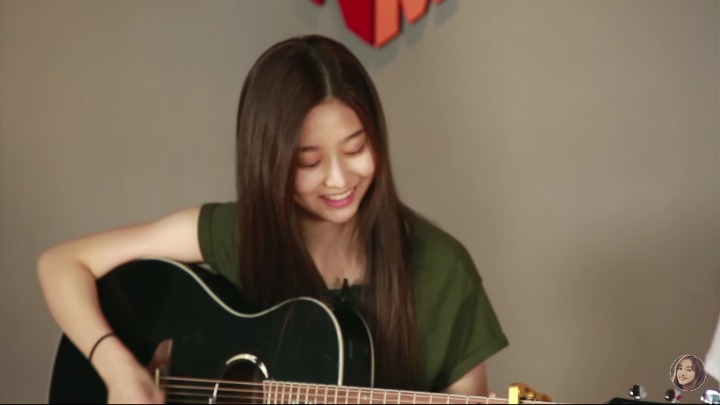 기타리스트 느낌 물씬나는 아이즈원 김민주.jpg (feat.크리사츄) | 인스티즈