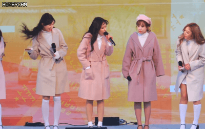 영하의 날씨에 멤버들 챙기는 러블리즈 지수와 명은이.gif | 인스티즈