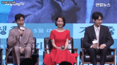 오늘 말 한번 실수했다가 제작보고회에서 선배들한테 쉼없이 놀림당한 최우식ㅋㅋ.gif | 인스티즈