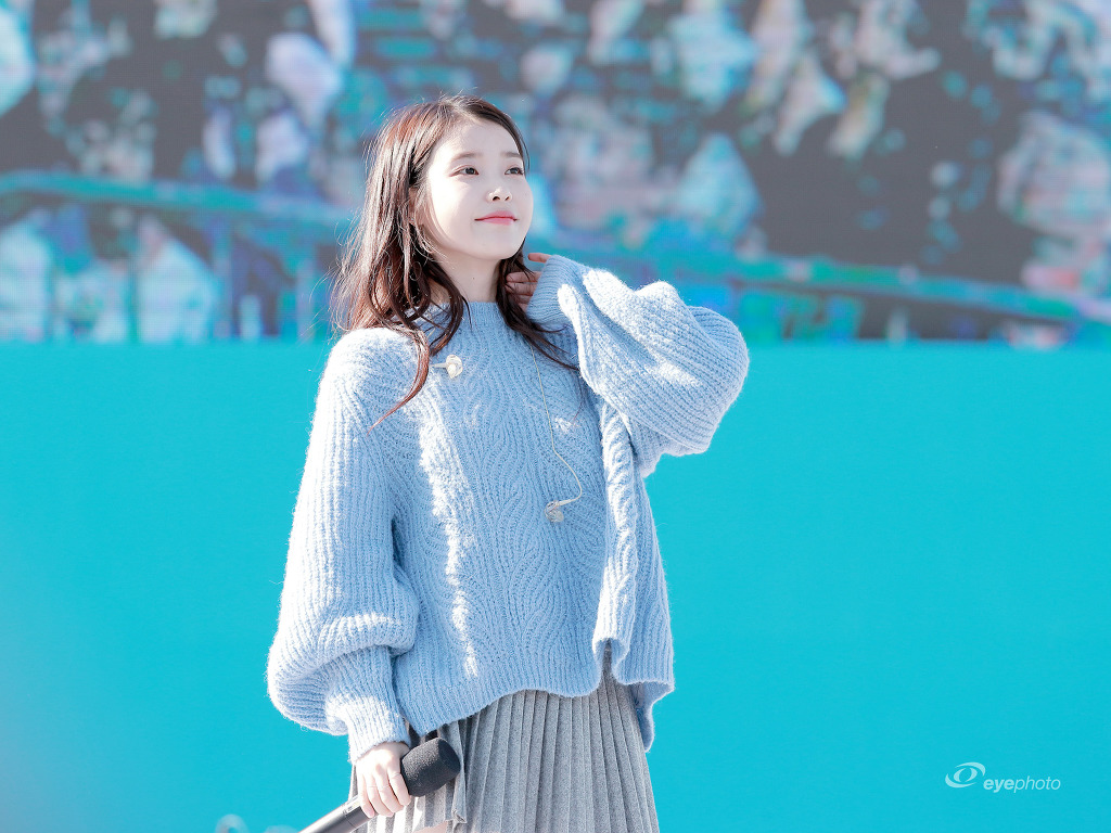 하늘하늘한 하늘색 아이유.jpg | 인스티즈